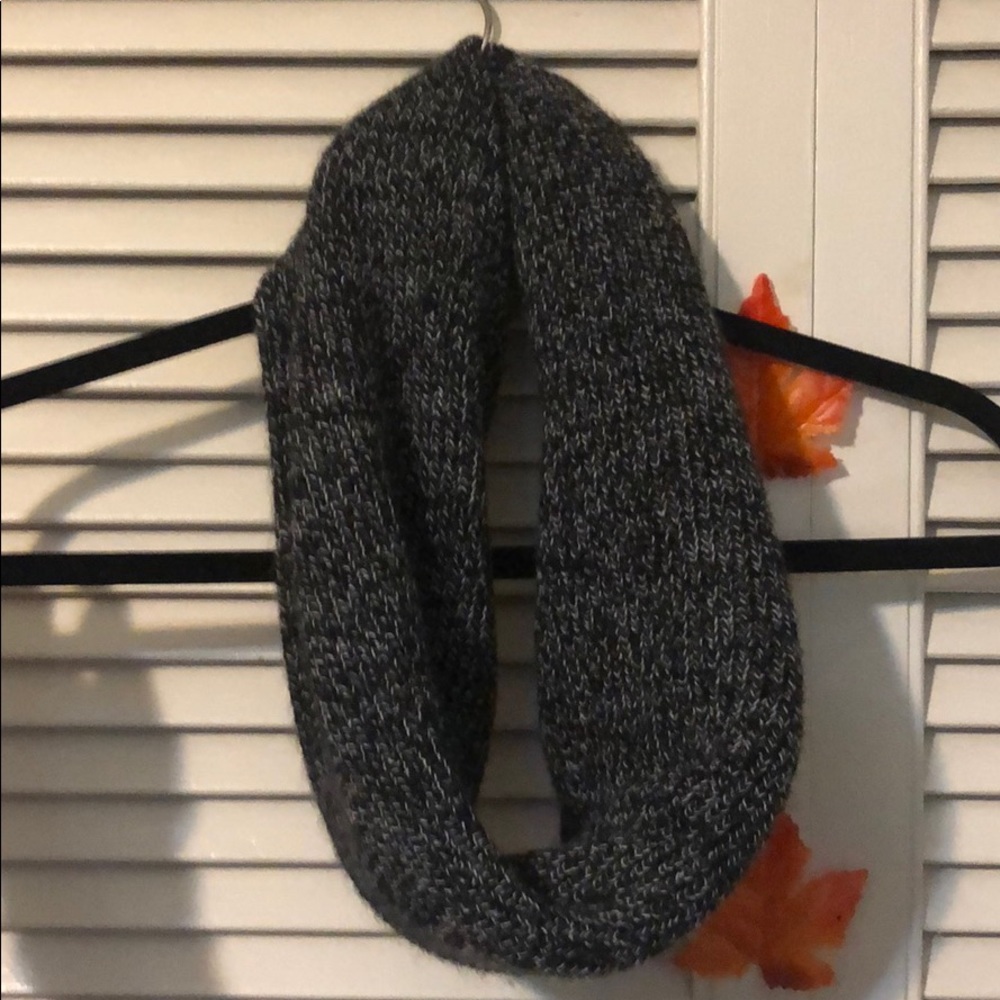 ‼️SOLD‼️🍍Women’s scarf